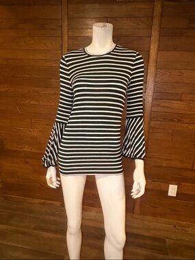 Black & White Striped Bell-Sleeve Long-Sleeve Tee - Women